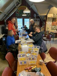 afbeelding klusdag in imkerhoeve