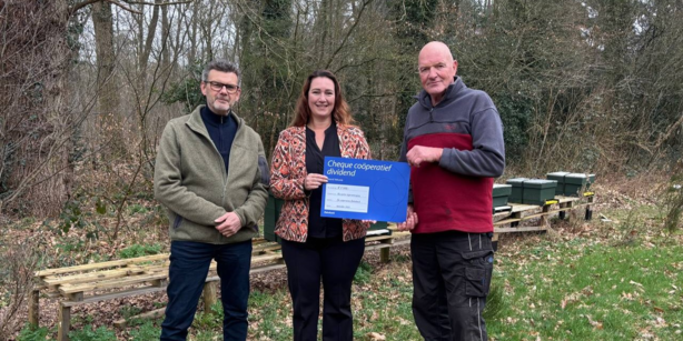 afbeelding overdracht cheque rabobank
