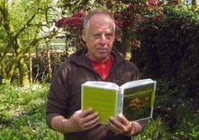 afbeelding van Arie Koster met boek in de hand